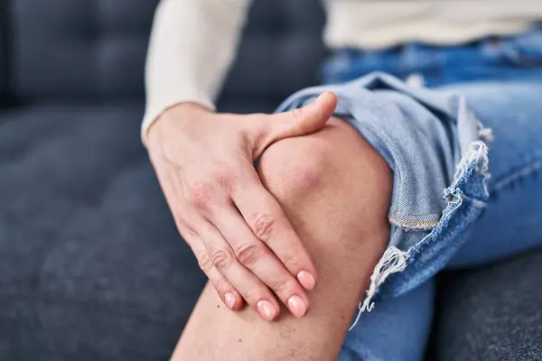 Young Blonde Woman Sitting Sofa Suffering Knee Injury Home — Stock Photo, Image