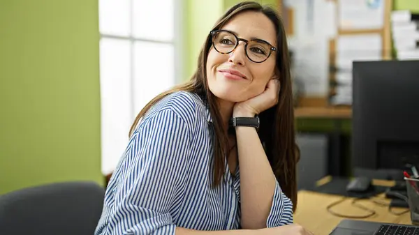 Junge Schöne Hispanische Geschäftsfrau Lächelt Selbstbewusst Tisch Büro — Stockfoto