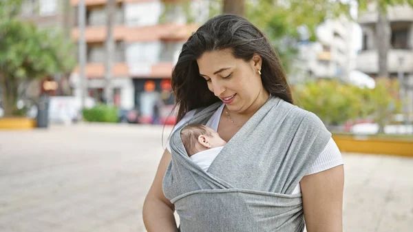 通りのマタニティスカーフで赤ちゃんを運ぶ母と赤ちゃんの娘 — ストック写真