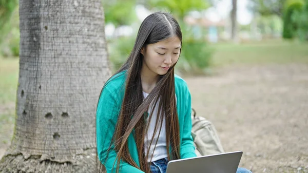 Young Chinese Woman Using Laptop Sitting Floor Park — Stock Photo, Image