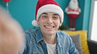 Genç İspanyol adam evde Noel kutlaması yapıyor.