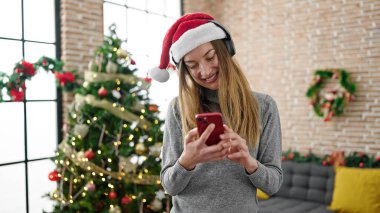 Kafkasyalı genç bir kadın evde Noel 'i kutlamak için telefon çalıyor.