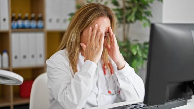 Orta yaşlı İspanyol kadın doktor klinikte çalıştığını vurguladı