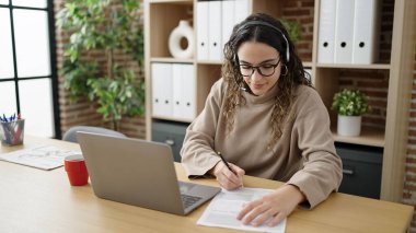 Genç ve güzel İspanyol iş kadını ofiste video yazma belgesi alıyor.