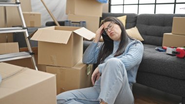 Genç İspanyol kadın yeni evinde yorgun görünüyor.