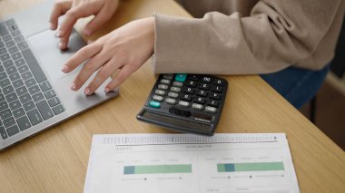 Ofiste çalışan genç, güzel, İspanyol bir iş kadını.