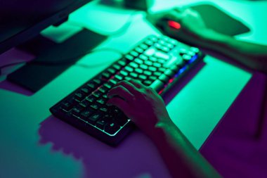 Sokakta bilgisayar kullanan genç İspanyol kadın.