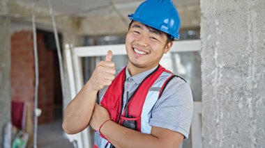  İnşaat alanında başparmak hareketi yaparken kendine güveni tam bir mimar.