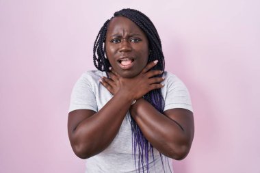 Pembe arka planda duran genç Afrikalı kadın boğularak öldü diye bağırıyor. Sağlık problemi. Boğulma ve intihar konsepti. 