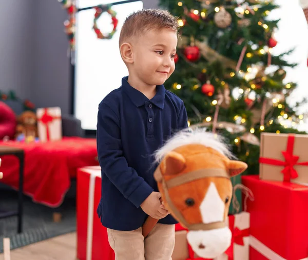 Sevimli Spanyol Çocuk Evde Noel Ağacının Yanında Oyuncağıyla Oynuyor — Stok fotoğraf