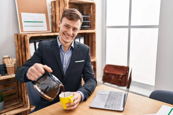 Jovem Trabalhador Negócios Derramando Café Copo Escritório — Fotografia de Stock