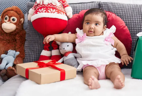 在家里 非洲裔美国人宝宝坐在沙发上 被圣诞礼物弄得面带微笑 充满自信 — 图库照片