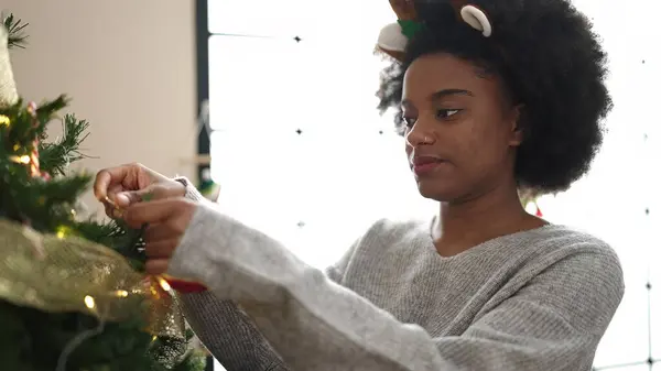 Afričanky Americká Žena Nosí Sobí Uši Zdobení Vánoční Stromeček Doma — Stock fotografie
