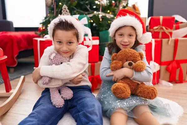 Sevimli Erkek Kız Oyuncak Ayıya Sarılıp Evde Noel Kutluyorlar — Stok fotoğraf