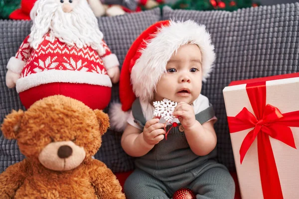 Sevimli Spanyol Bebek Koltukta Oturuyor Evde Noel Şapkası Takıyor — Stok fotoğraf