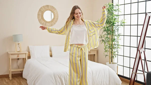 Joven Rubia Sonriendo Confiada Bailando Dormitorio — Foto de Stock