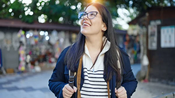 Jonge Spaanse Vrouw Die Een Rugzak Draagt Glimlachend Omhoog Kijkend — Stockfoto