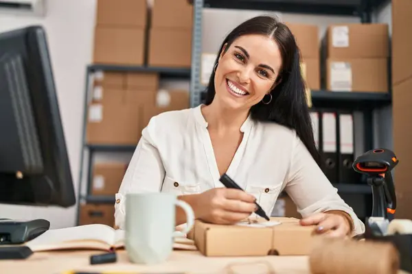 Young Beautiful Hispanic Woman Ecommerce Business Worker Writing Package Office — Stock Photo, Image