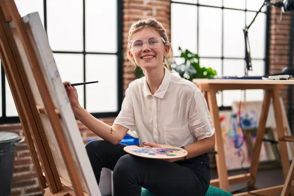 Mladá Blondýnka Umělkyně Úsměvem Sebevědomé Kreslení Art Studio — Stock fotografie