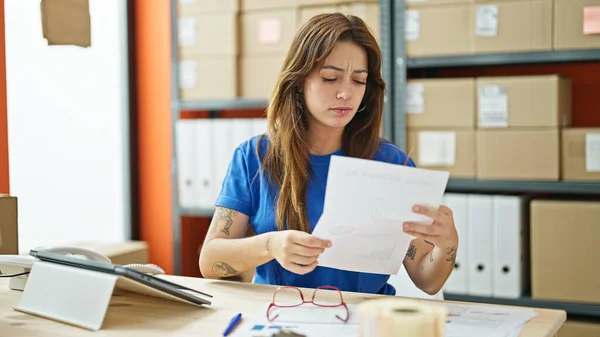 Young Beautiful Hispanic Woman Ecommerce Business Worker Reading Document Office — Stok fotoğraf