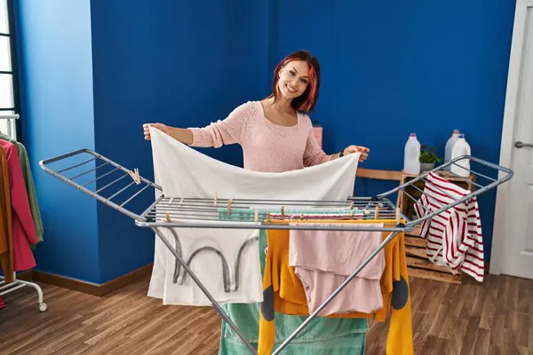 Ung Kaukasisk Kvinna Ler Säker Hängande Kläder Klädstreck Tvättstuga — Stockfoto