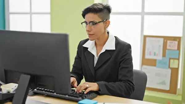 Jovem Bela Mulher Hispânica Trabalhador Negócios Usando Computador Trabalhando Escritório — Fotografia de Stock