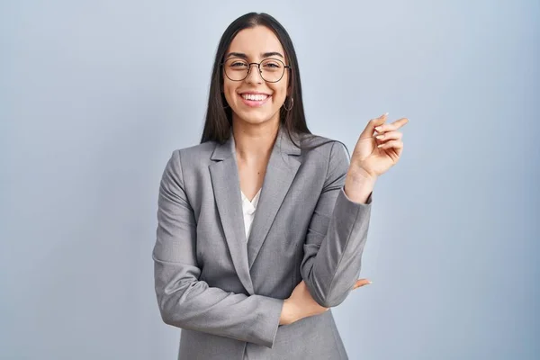 Hispanic Business Woman Wearing Glasses Big Smile Face Pointing Hand — Stock Photo, Image