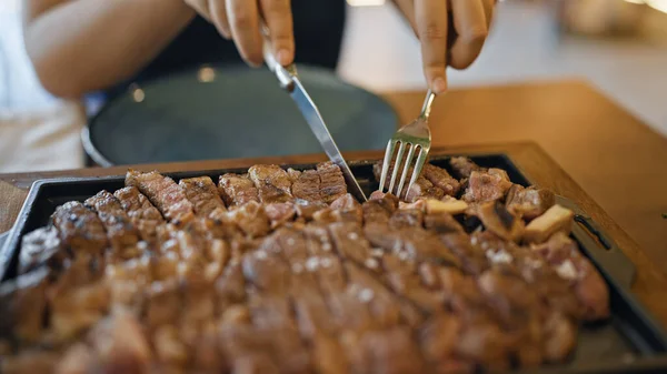 Young Beautiful Hispanic Woman Cutting Slice Steak Restaurant — Stock Photo, Image