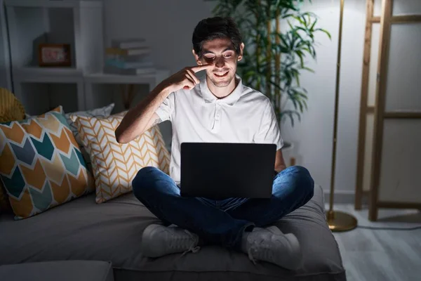 Young Hispanic Man Using Laptop Home Night Pointing Hand Finger — Stock Photo, Image