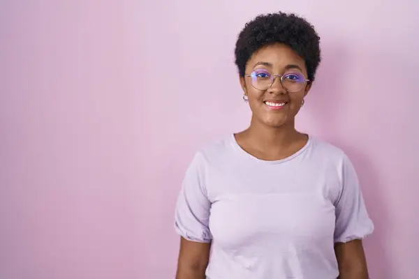 Jovem Afro Americana Sobre Fundo Rosa Com Sorriso Feliz Legal — Fotografia de Stock