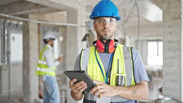 Two Men Builders Using Touchpad Construction Site — Stock Photo, Image