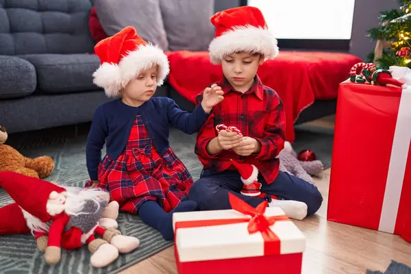 Uroczy Chłopiec Dziewczyna Świętują Boże Narodzenie Trzymając Cukierki Domu — Zdjęcie stockowe