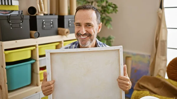 Hombre Confiado Mediana Edad Con Pelo Gris Sonriendo Estudio Arte —  Fotos de Stock