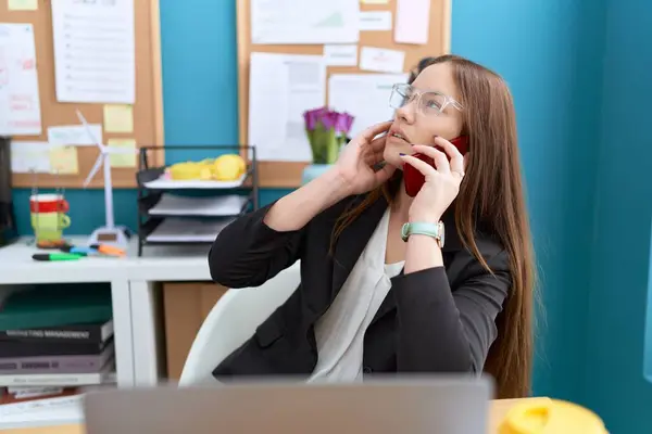 Jonge Mooie Vrouw Zakenman Praten Smartphone Met Bezorgde Uitdrukking Kantoor — Stockfoto