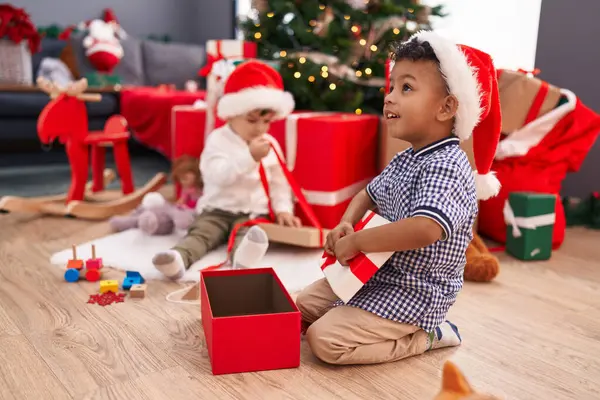 Очаровательные Мальчики Празднуют Рождество Распаковывая Подарки Дома — стоковое фото