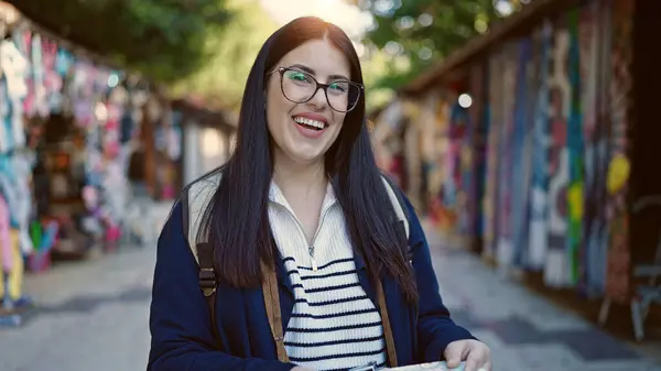 Jonge Spaanse Vrouw Die Een Rugzak Draagt Glimlacht Markt — Stockfoto