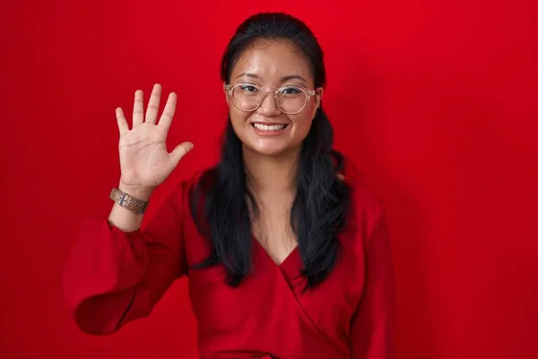 Asiatisk Ung Kvinna Står Över Röd Bakgrund Visar Och Pekar — Stockfoto