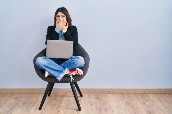 Mujer Hispana Joven Sentada Silla Usando Computadora Portátil Sorprendió Cubriendo —  Fotos de Stock