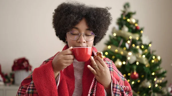 Mladý Africký Americký Žena Having Breakfast Standing Podle Vánoce Strom — Stock fotografie