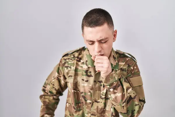 Ung Man Klädd Kamouflage Armén Uniform Känsla Dålig Och Hosta — Stockfoto