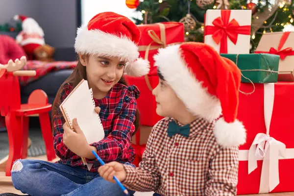 Sevimli Erkek Kız Evde Noel Kutlayan Defterlerini Gösteriyorlar — Stok fotoğraf
