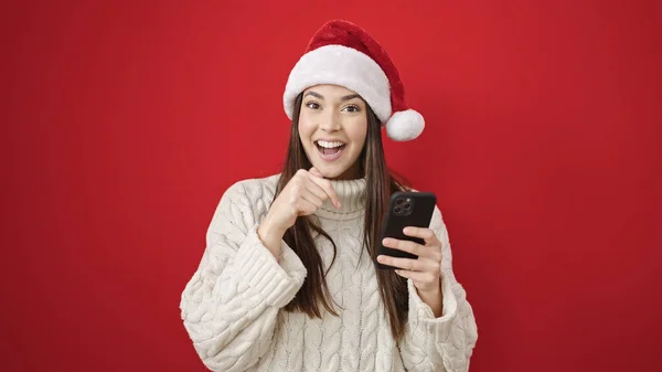 Νεαρή Όμορφη Ισπανόφωνη Γυναίκα Φορώντας Χριστουγεννιάτικο Καπέλο Χρησιμοποιώντας Smartphone Πάνω — Φωτογραφία Αρχείου