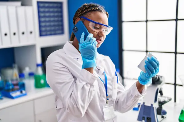 Afrikaans Amerikaanse Vrouw Wetenschapper Praten Smartphone Holding Pillen Het Laboratorium — Stockfoto
