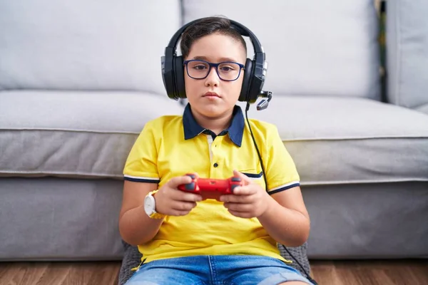 Mladý Hispánec Který Hraje Videohry Ovladačem Sluchátkách Uvolnil Vážným Výrazem — Stock fotografie