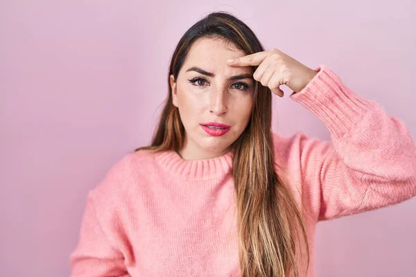 Young Hispanic Woman Standing Pink Background Pointing Unhappy Pimple Forehead — Stock Photo, Image