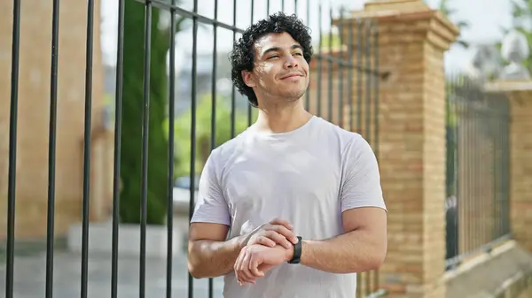 Νεαρός Λατίνος Άνθρωπος Χαμογελά Αυτοπεποίθηση Συγκινητικό Ρολόι Στο Δρόμο — Φωτογραφία Αρχείου