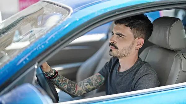 Mladý Hispánec Řidič Auto Uvolněným Výrazem Ulici — Stock fotografie