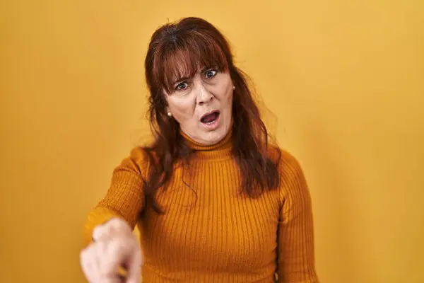 Middle Age Hispanic Woman Standing Yellow Background Pointing Displeased Frustrated — Stockfoto