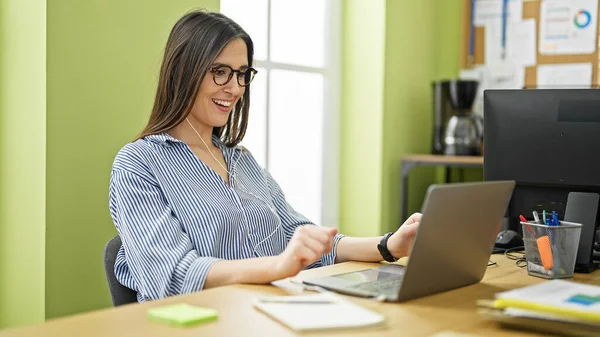 Young Beautiful Hispanic Woman Business Worker Using Laptop Earphones Smiling — Stock Photo, Image