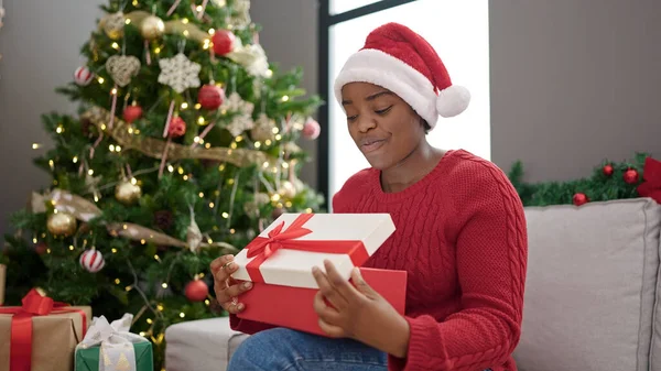 Afrikaans Amerikaanse Vrouw Het Dragen Van Kerst Hoed Uitpakken Geschenk — Stockfoto